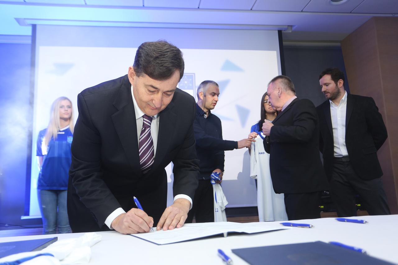 Osijek: Sve?ana primopredaja vlasništva NK Osijek ma?arskom investitoru