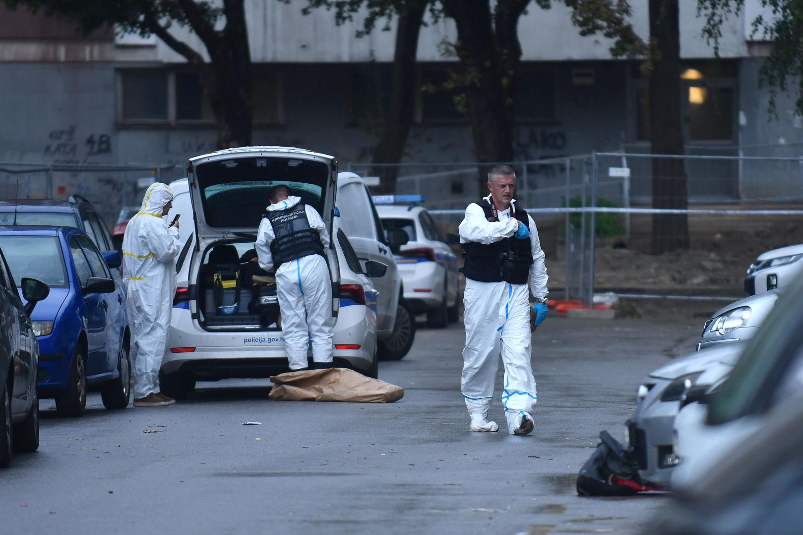 05.09.2024., Zagreb - U stambenoj zgradi u naselju Sopot u Novom Zagrebu policija je pronasla tijelo zenske osobe te je prema dosad utvrdjenim informacijama smrt posljedica kaznenog djela. Nedaleko mjesta dogadjaja u osobnom vozilu pronadjeno je tijelo muskarca koji je najvjerojatnije pocinio samoubojstvo a dovodi se u vezu s ubojstvom zenske osobe.  Photo: Josip Mikacic/PIXSELL