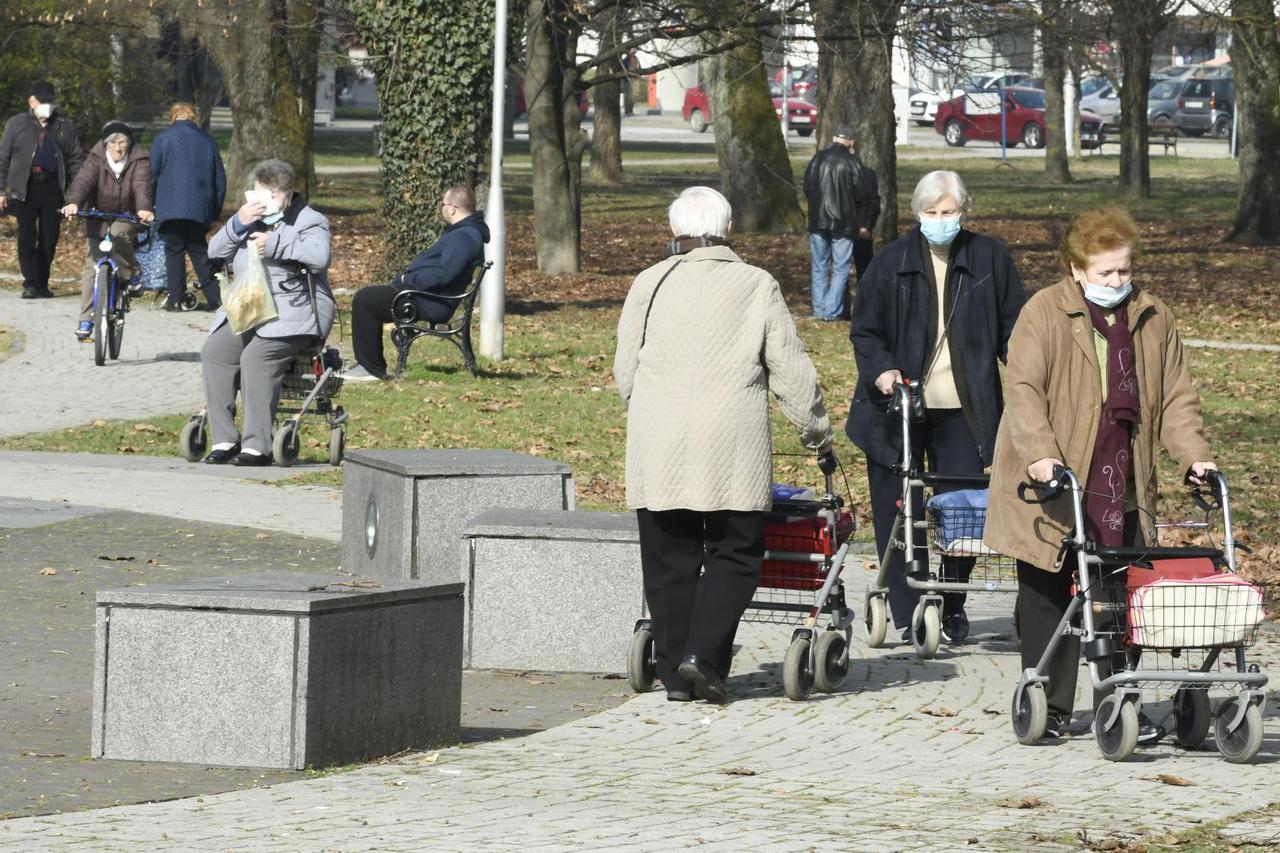 Sisak: Umirovljenici u šetnji gradom tijekom sunčanog dana
