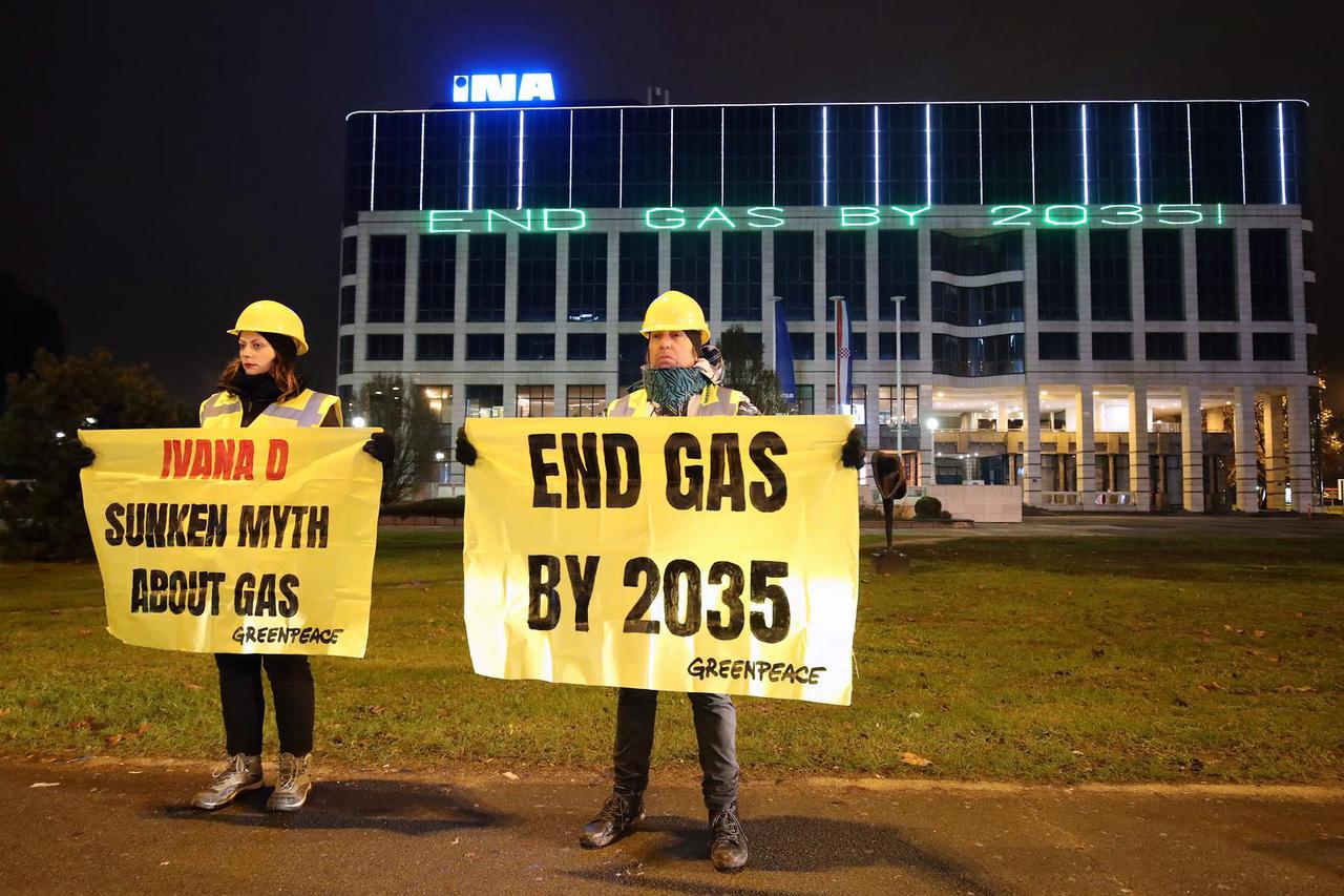 Zagreb: Performans Greenpeace-a sa porukama na zgradi Ine