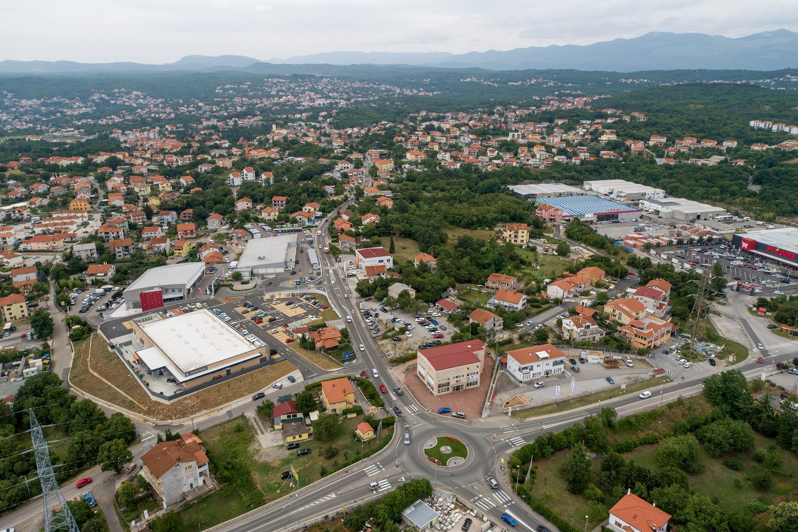 Općina se dijeli na dvije skupine – Smokvare i Halubajce. Iako nije imala status grada, Viškovo se razvijalo kroz povijest, a danas nudi brojne sadržaje: konobe, kafiće, noćne klubove, trgovine i frizere. 