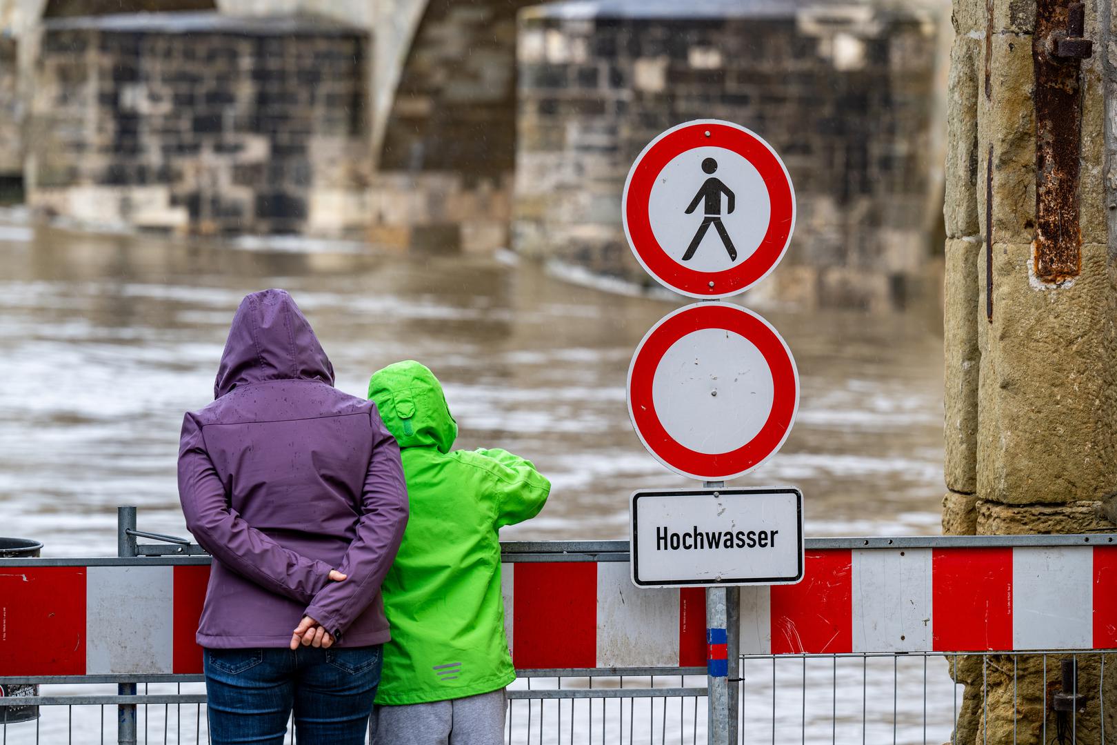 Hitne službe su u subotu spasile više od 100 ljudi, uključujući desetine djece. Spasioci su također morali izvlačiti ljude iz njihovih automobila jer zbog velike količine vode nisu mogli sami otvoriti vrata. Takve situacije posebno su opasne zbog vodenih struja i rastućeg nivoa vode u automobilu, te brzo mogu postati opasne po život, dodao je glasnogovornik Crvenog križa.