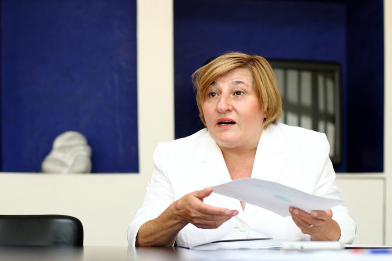 \'31.08.2011., Zagreb - Marija Rohatinski, supruga guvernera HNB-a Zeljka Rohatinskog dala je izjavu za medije povodom novinskih napisa oko prodaje spediterske tvrtke Romah d.o.o. koncernu Agrokor. Ph