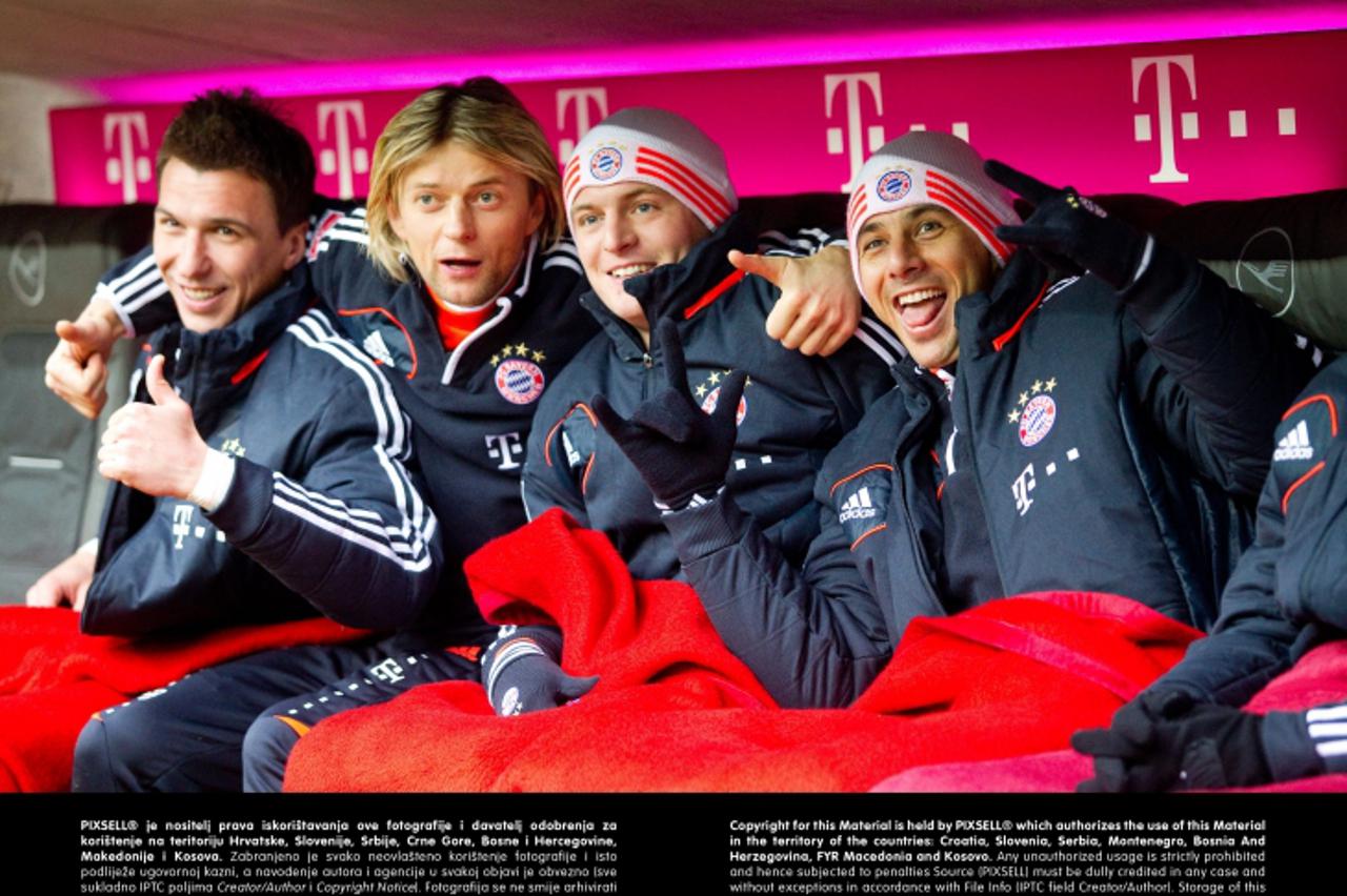'23.02.2013, Allianz Arena, Muenchen, GER, 1.FBL,  FC Bayern Muenchen vs. Werder Bremen, im Bild  Die Bayern bank mit Mario Mandzukic (FCB #9) Anatolij Tymoschtschuk (FCB #44) Toni Kroos (FCB #39) Cla