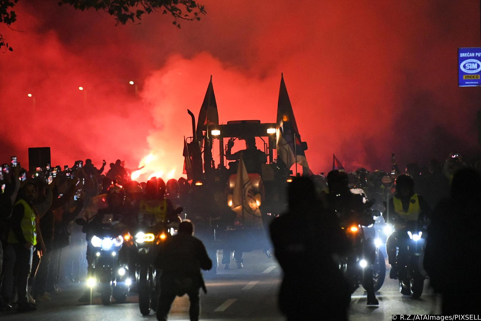 31, October, 2025, Novi Sad - A large number of citizens stand along the roadway on Bulevar Oslobodjenja in Novi Sad, welcoming students, pedestrians and cyclists who are coming to Novi Sad. Photo: R.Z./ATAImages 

31, oktobar 2025, Novi Sad - Veliki broj gradjana stoji uz kolovoz na Bulevaru oslobodjenja u Novom Sadu, docekujuci studente pesake i biciklste koji dolaze u Novi Sad. Photo: R.Z./ATAImages Photo: R.Z./ATAImages/PIXSELL