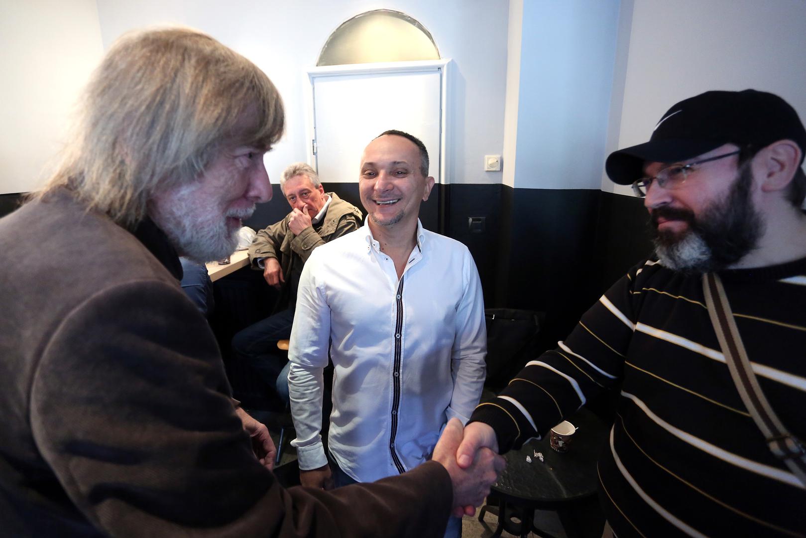 Hitrec s najmlađim članovima glumačke postave, Alinom Kavurom koji je glumio Dadu i s Edinom Breškijem koji je glumio Bucu. 