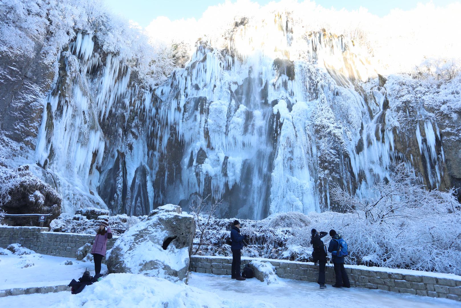 13.01.2024., Plitvicka jezera - Snijeg i debeli minusi zaledili su slapove na Plitvickim jezerima koji mame uzdahe brojnih posjetitelja. Photo: Kristina Stedul Fabac/PIXSELL