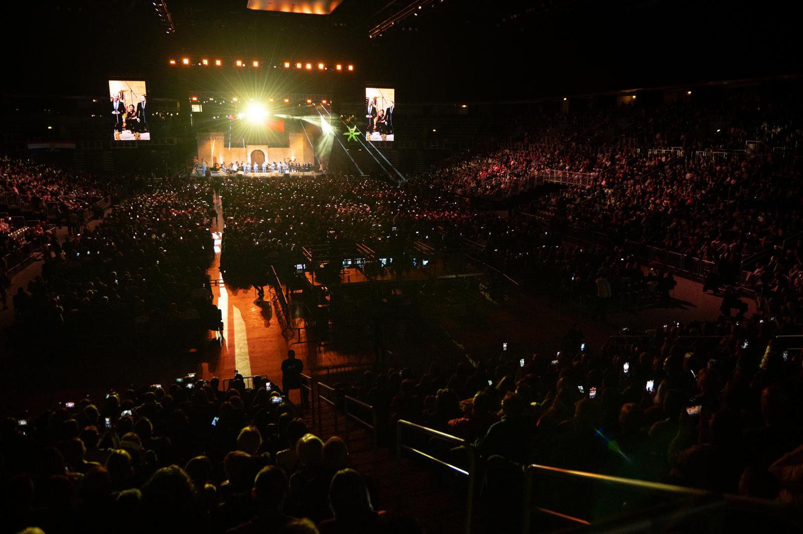 Osim njih, fotografi su snimili i izbornika hrvatske nogometne reprezentacije Zlatka Dalića, koji je na koncert stigao sa suprugom Davorkom, kao i prvog čovjeka HNS-a, Marijana Kustića, koji je koncert pratio sa svojom novom odabranicom Nikom Perenčević.