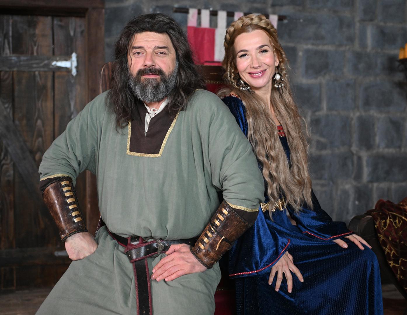 U novoj sezoni knez Mrkomir suočit će se s problemima deficita, bespravne gradnje, iseljavanja, nedostatka radne snage, zelene tranzicije, te drugih tema koje, iako zaogrnute ruhom davno prošlih vremena, satirično progovaraju o aktualnim temama naše svakodnevice.