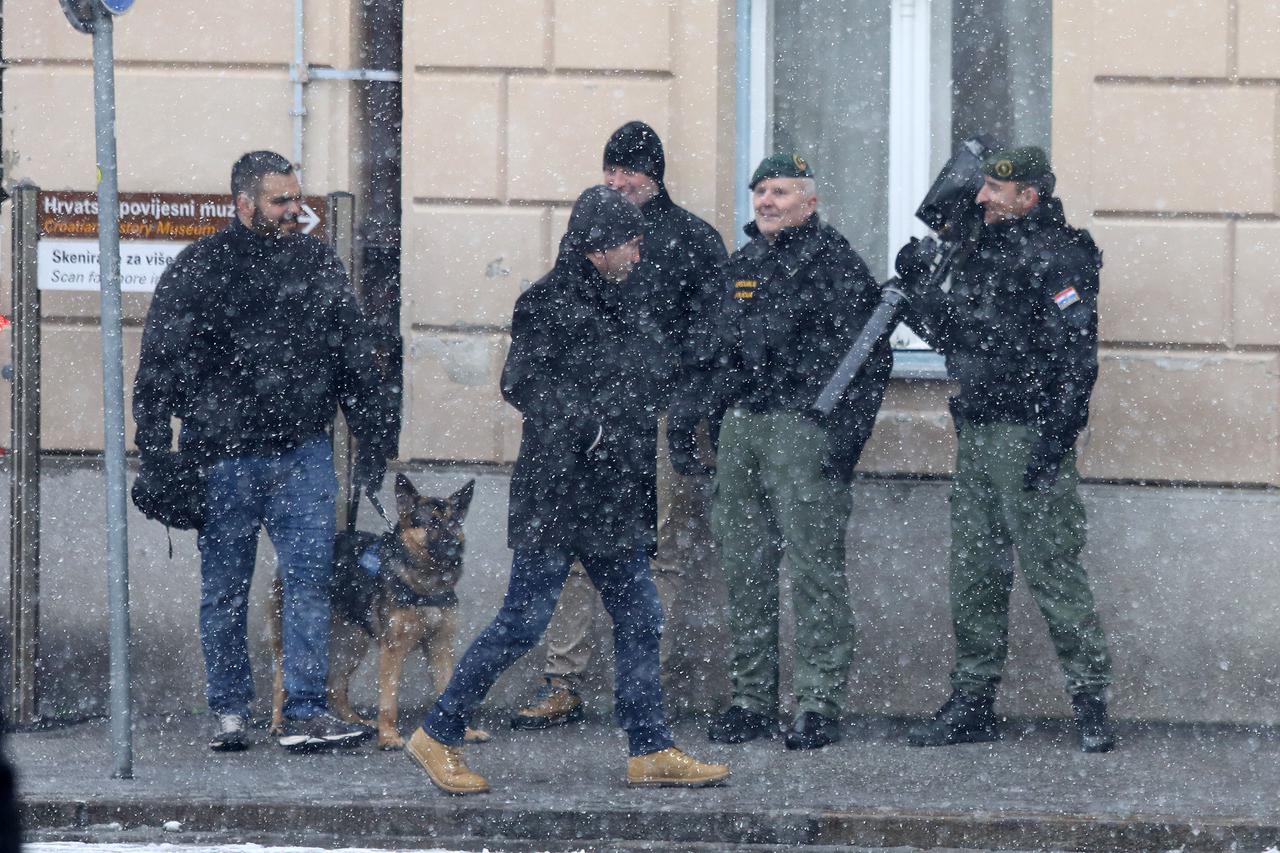 Policija na Markovom trgu koristi i pušku protiv dronova koja je izazvala pažnju prolaznika