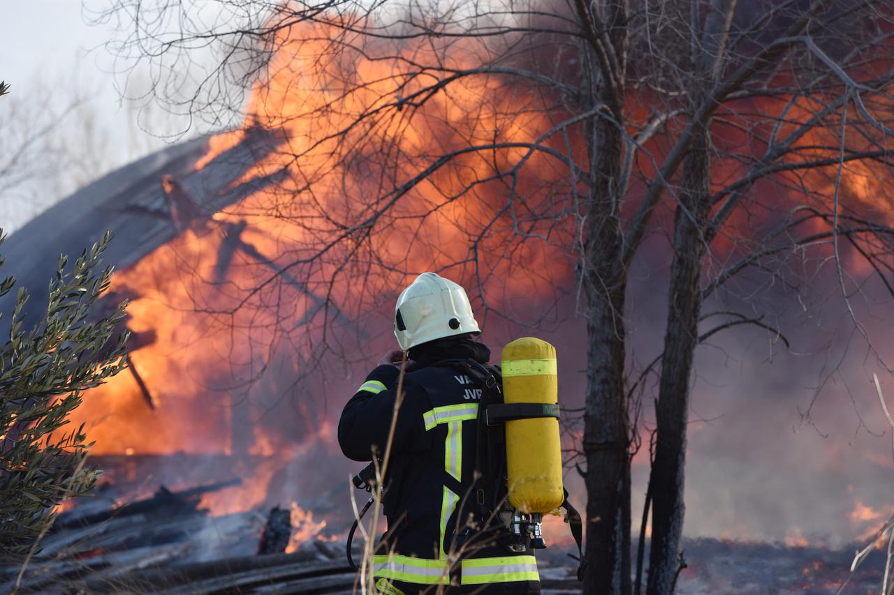 Šibenik: Požar u Hangaru