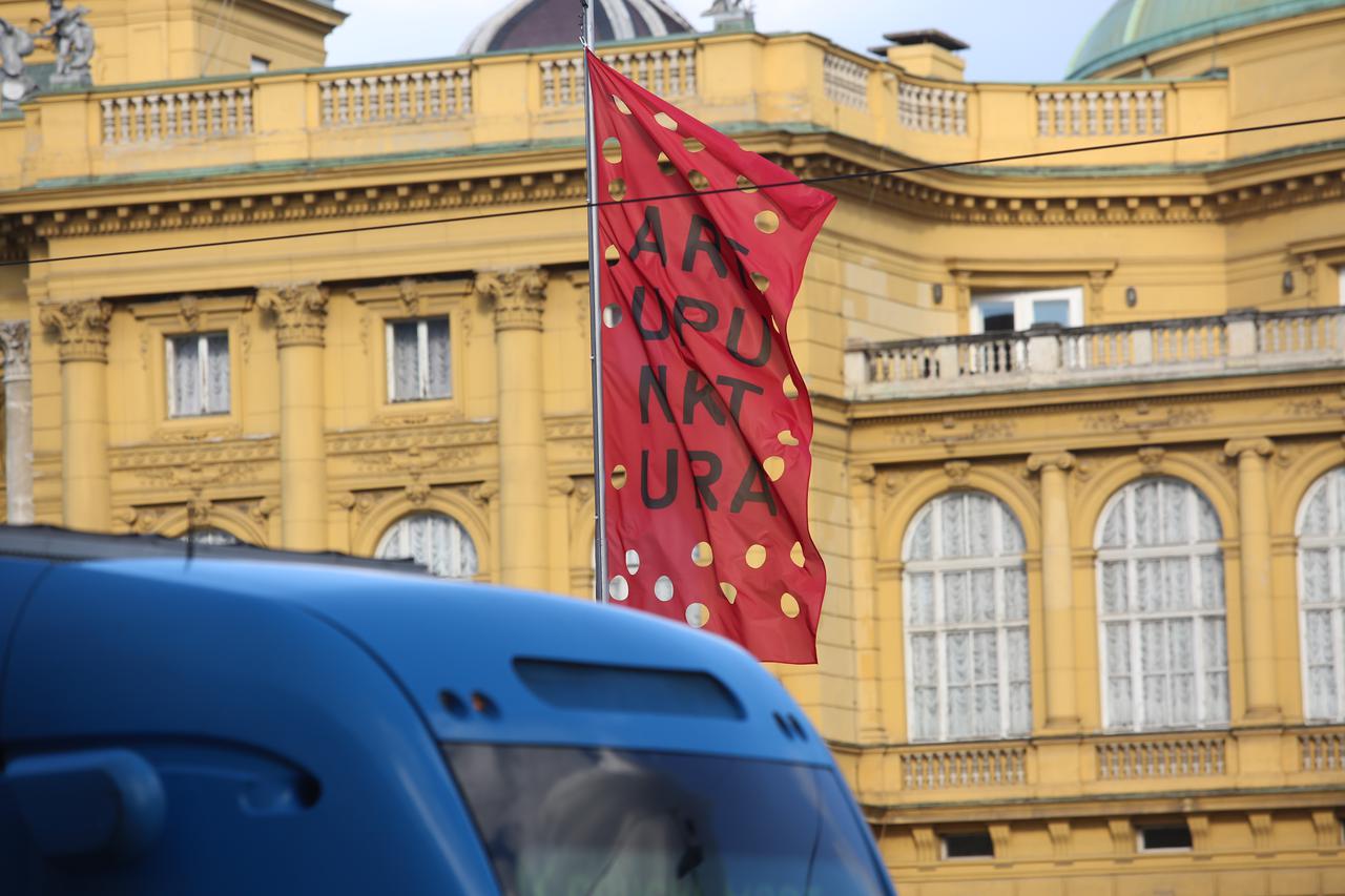 Zagreb: Zastave s natpisom Artpunktura postavljene su na Trgu Republike Hrvatske