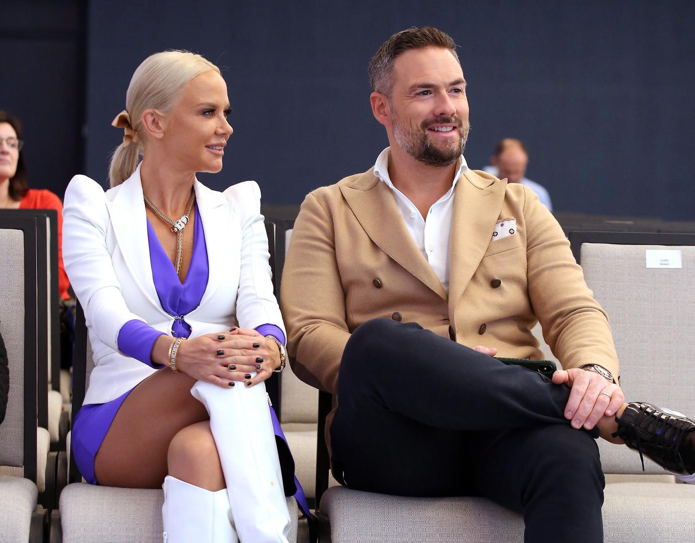  Iz ove ljubavi ostaje milijun prekrasnih uspomena i ono najvažnije – naše dijete zbog kojeg zauvijek ostajemo tim. On je naš zajednički i najveći prioritet, s kojim oboje aktivno sudjelujemo u svakodnevnom životu", napisala je tada Maja. 