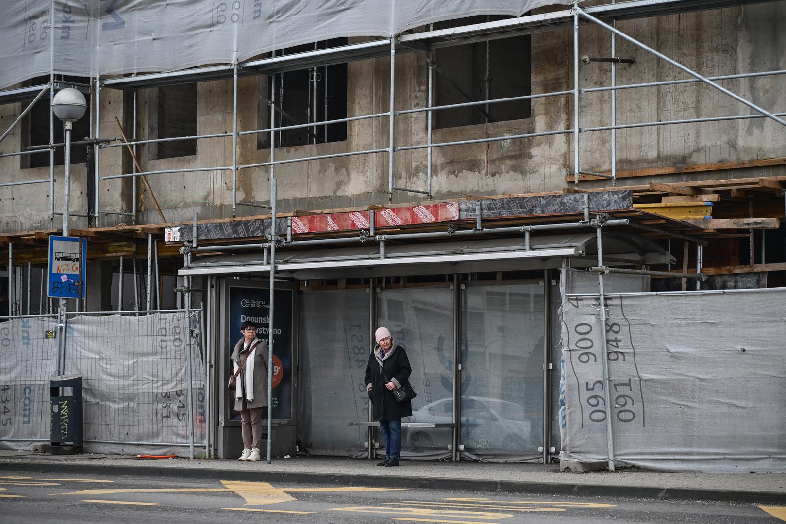 Je li moglo bliže, prvo je pitanje koje pada na pamet pri pogledu na stambenu zgradu koja se upravo gradi u zagrebačkom Remetincu.