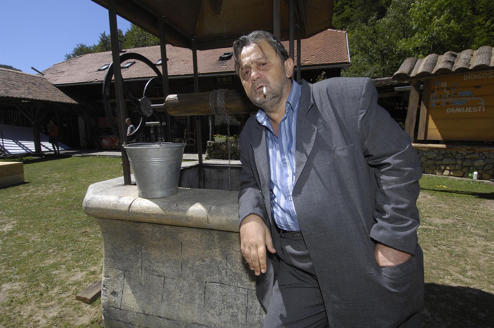 Alić je izašao u javnost s pričom kako ga je Ivanda pretukao na setu te se dao fotografirati s masnicama i podljevima, a redatelj se onda oglasio i izjavio kako mu je opalio šamar.