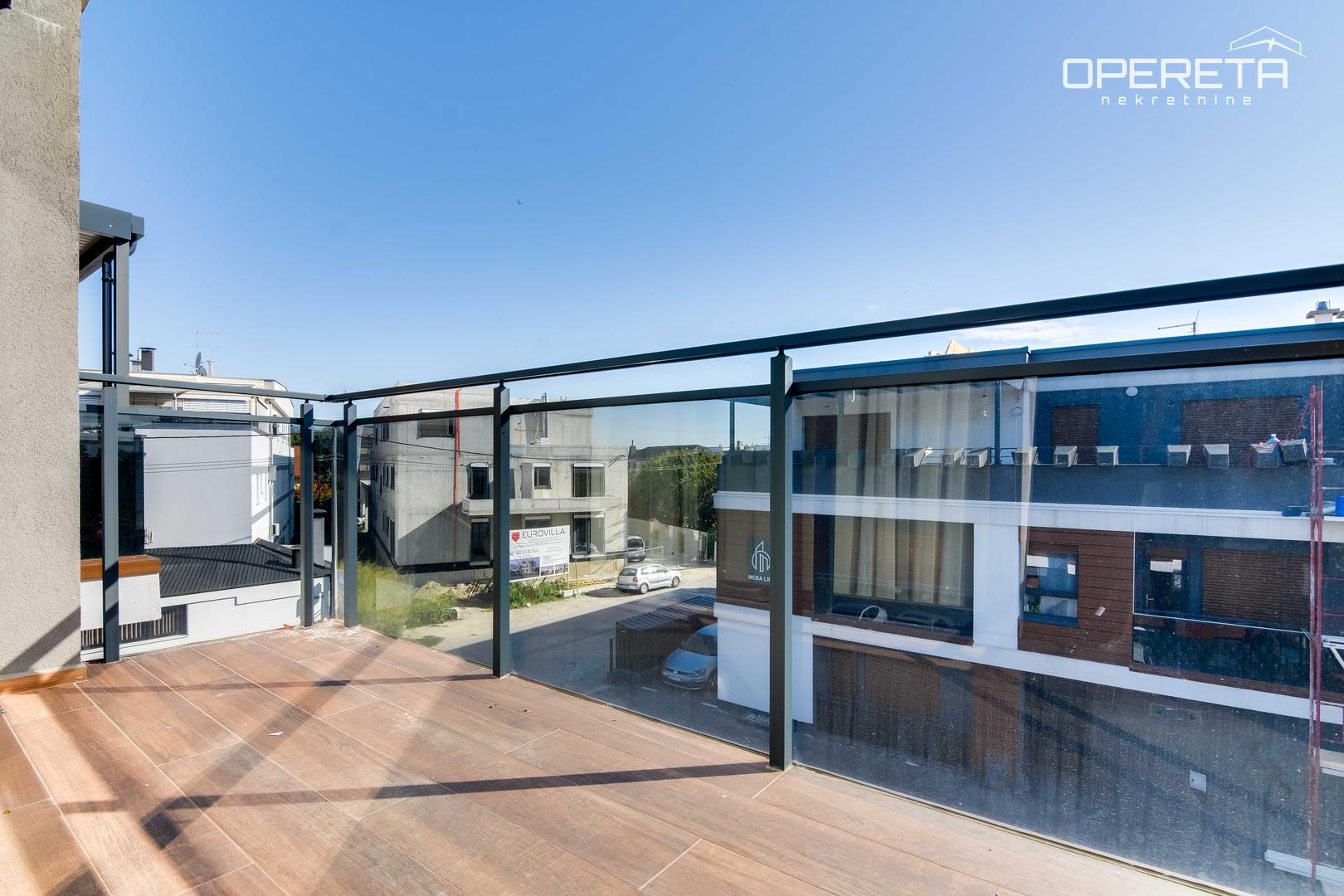 Vanjski prostor sastoji se od dvije terase ukupne površine 46 m² i balkona od 3,9 m².
