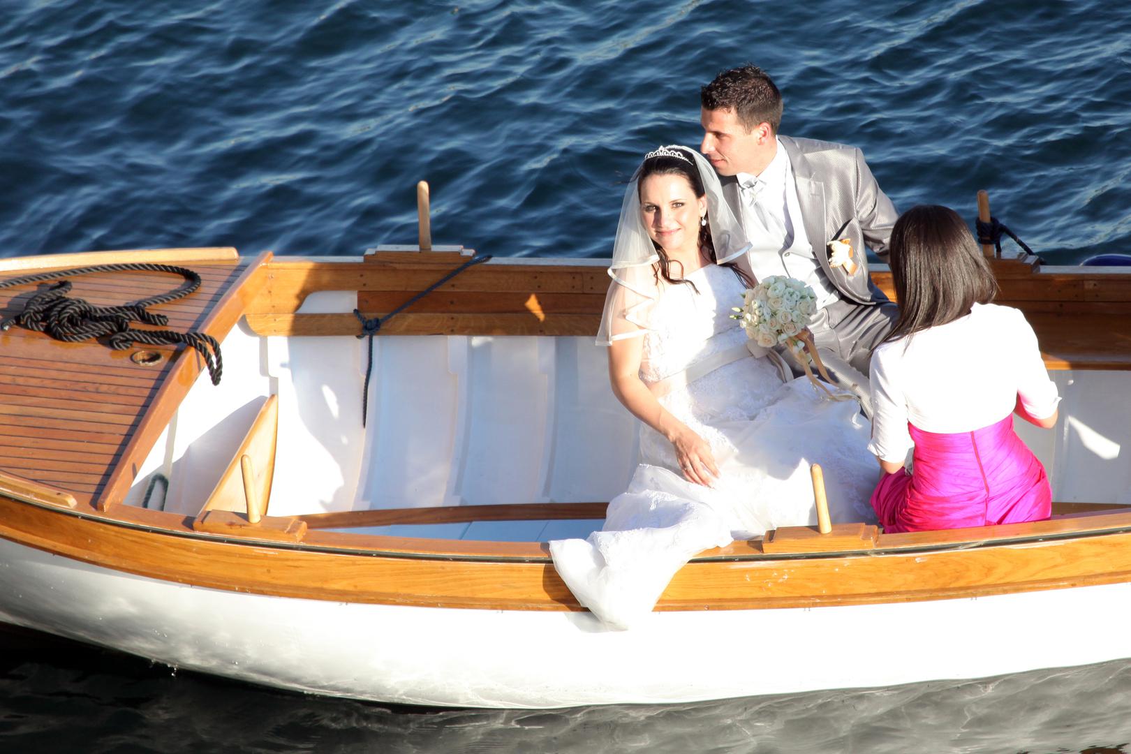 Mladenka koja je bila u poodmakloj trudnoći, nosila je elegantnu čipkastu vjenčanicu ukrašenu mašnom na trbuhu, s tijarom i velom, dok je mladoženja odabrao klasično sivo odijelo.