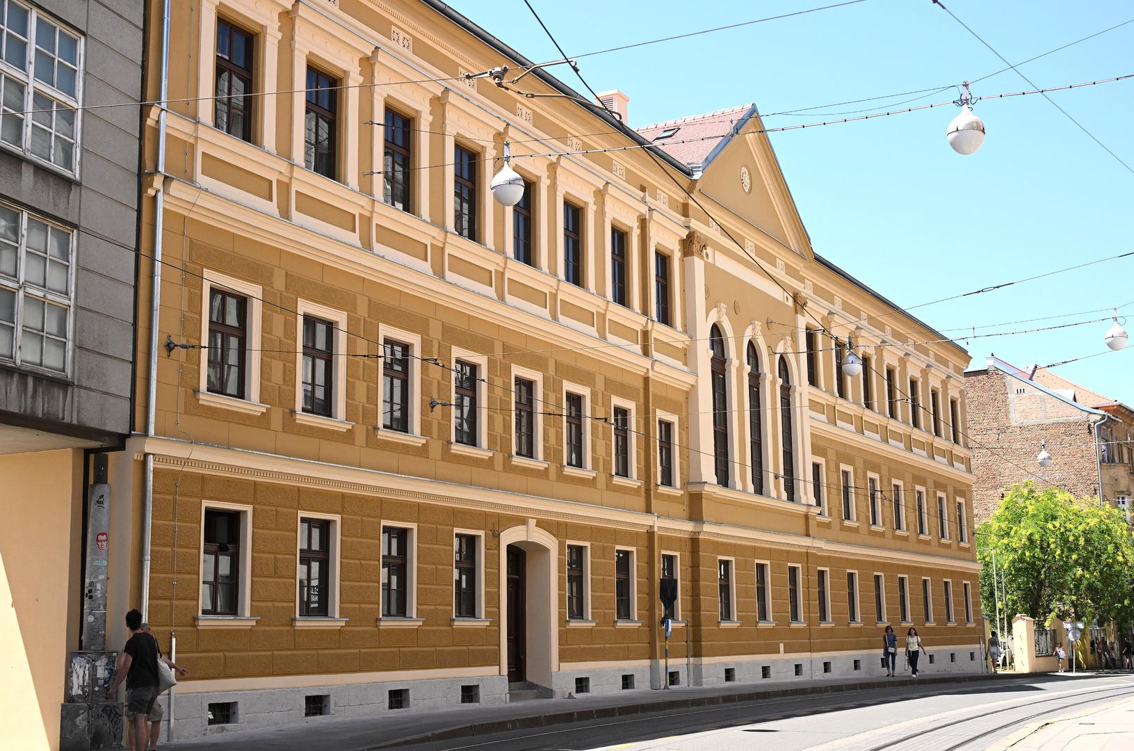 Prepoznatljiva je po klasicističkom rizalitu i trima visokim lučno zaobljenim prozorima na glavnom pročelju, a projekt njezina današnjeg izgleda potpisuje graditelj Ivan Holz. U izgradnji i dogradnjama sudjelovali su i Johann Gollreider, Fidelis Hoppiger te Kuno Waidmann.