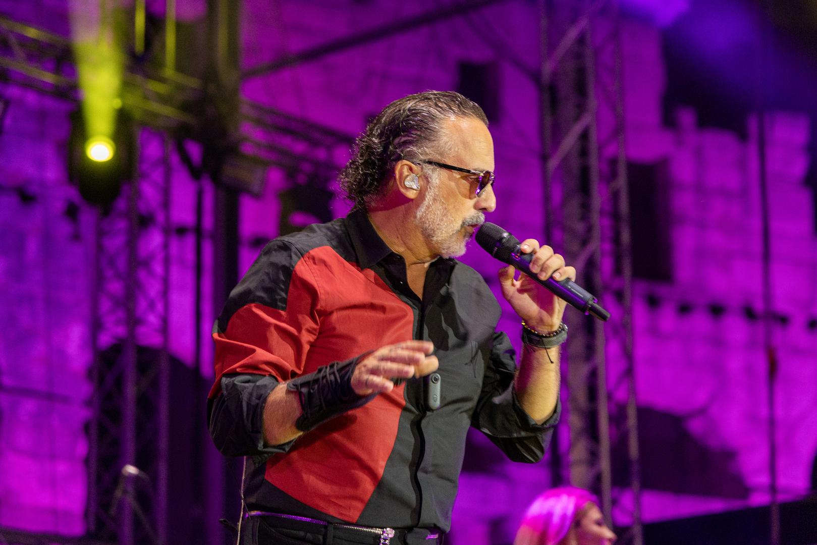 "Pjevat ćemo pjesme iz svih razdoblja moje karijere, kad sam bio mlad i zgodan i ove od kad sam zgodan i nezgodan. Jedna od pjesama s početaka je i 'Ja sam zaljubljen', prošlo je 36 godina od objave. Nije lako raditi ovaj posao 36 godina, ali je lakše uz publiku poput vas", iskren je bio popularni glazbenik.  