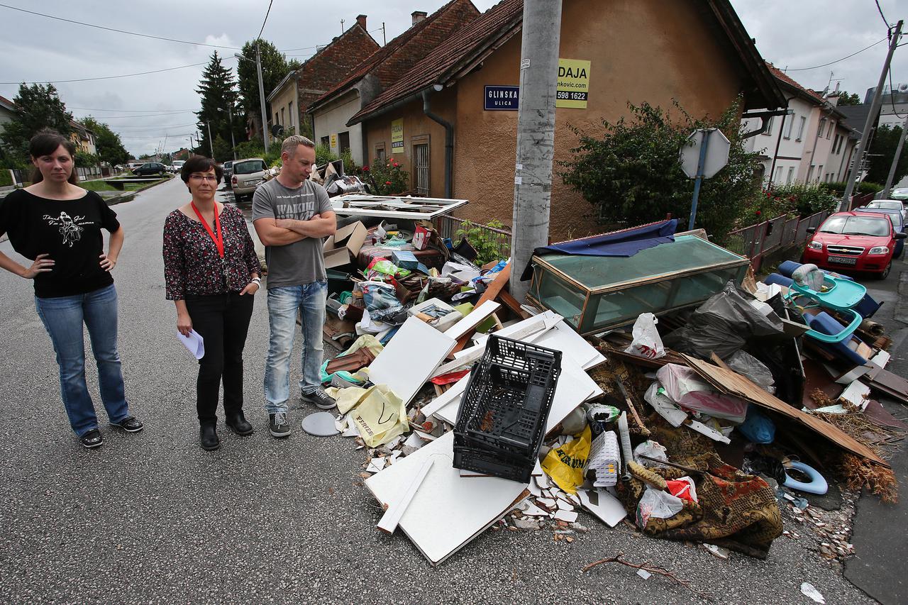 30.06.2014., Zagreb - Divlje odlagaliste glomaznog otpada na uglu Sokolske i Glinske ulice u naselju Kustosija. Ljuti susjedi opetovano su upozoravali komunalne sluzbe koje nisu reagirale. Photo: Jurica Galoic/PIXSELL