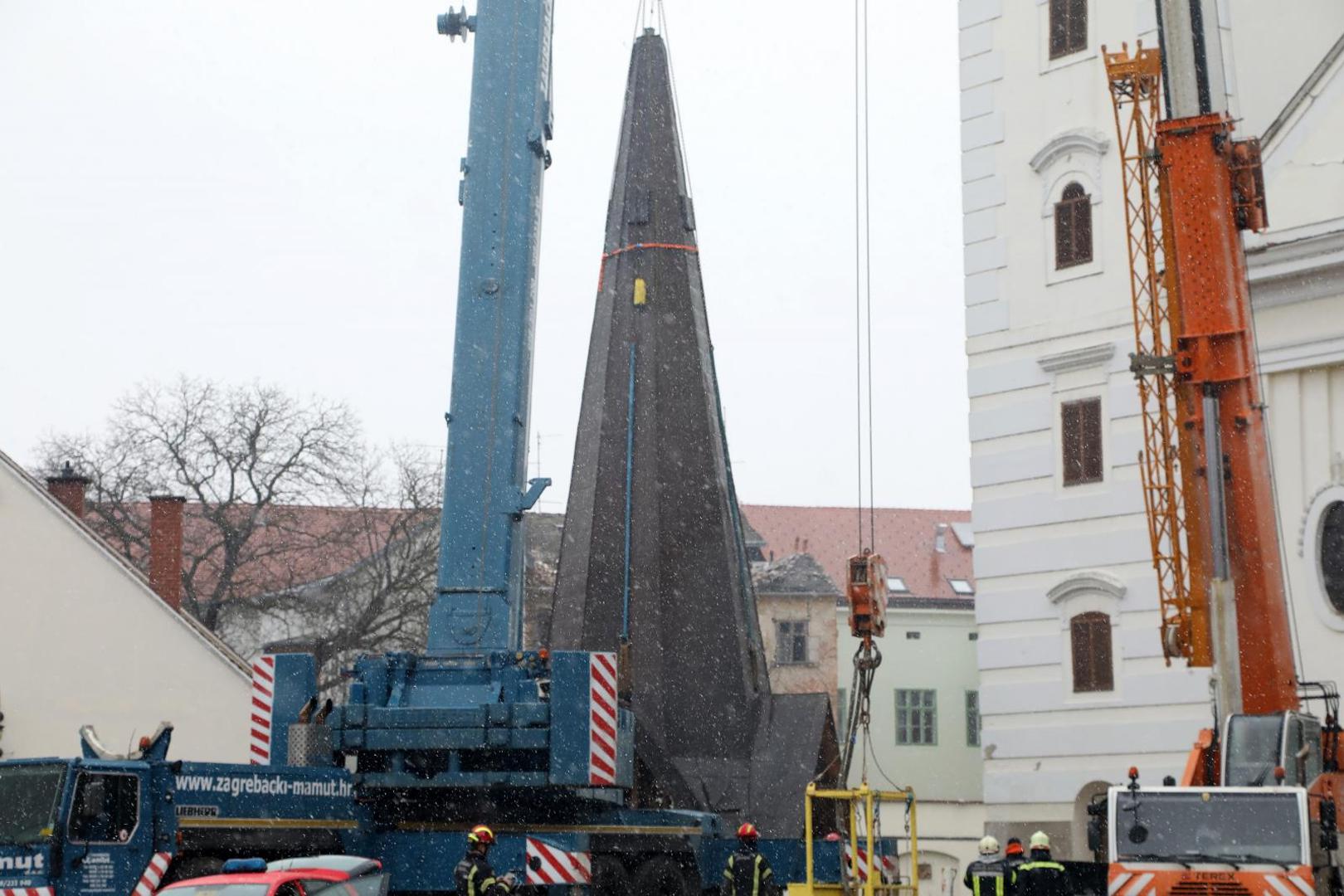 10.01.2021., Sisak - Uklanjanje tornja katedrale u Sisku koji je ostecen u razornom potresu. Photo: Edina Zuko/PIXSELL