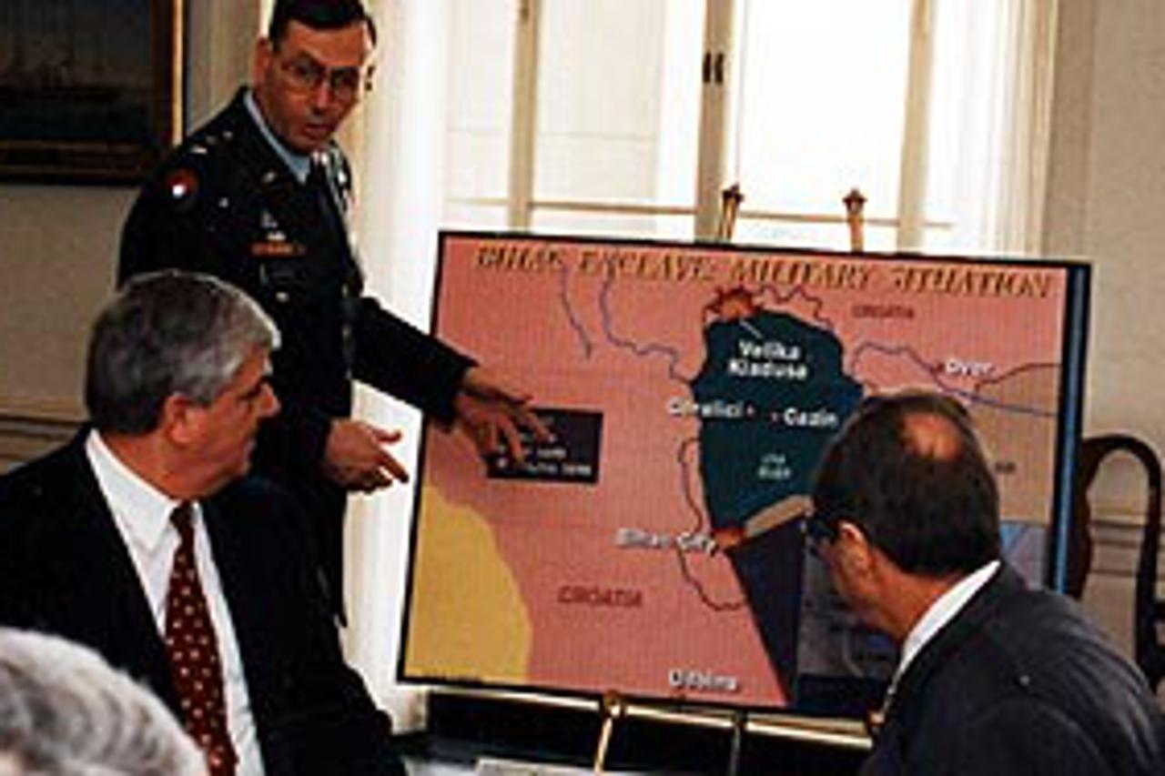 Dosad neobjavljena fotografija: general Hughes, direktor američke vojnoobavještajne agencije, izlaže Hrvatima kako pomoći Bihaću koji je pred padom