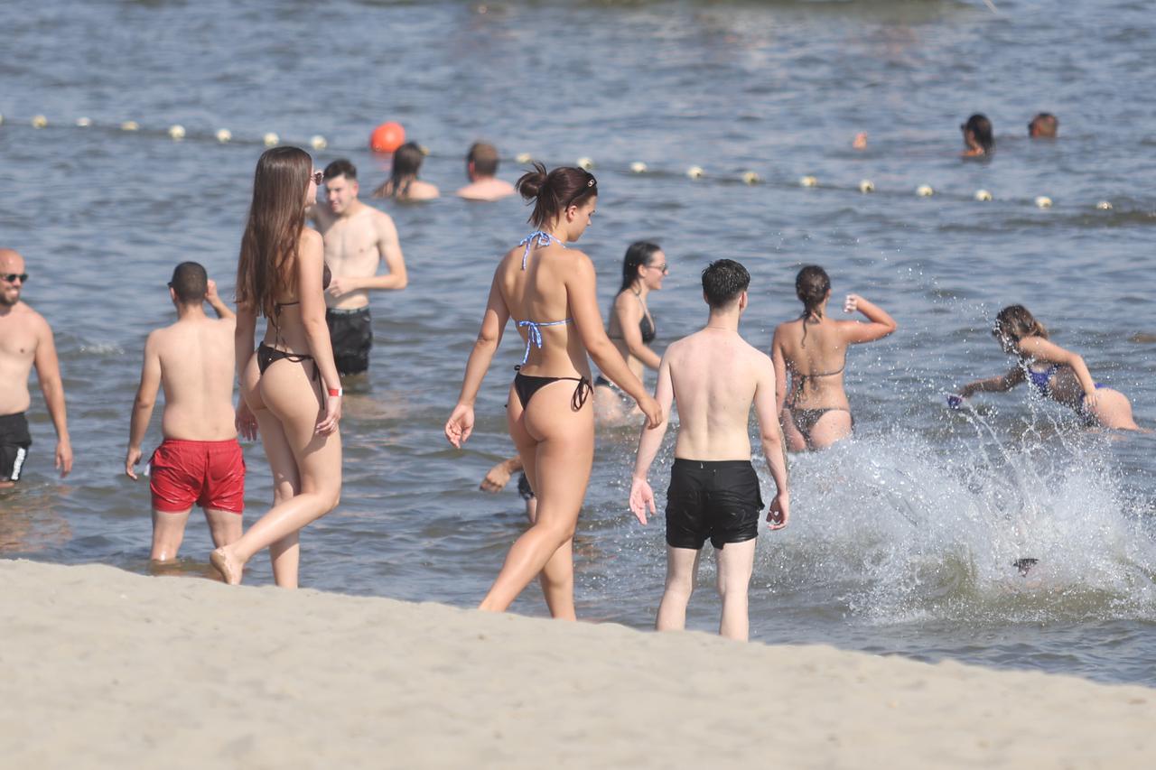 Osijek: Velika temperature je natjerala građane da potraže rashlađenje na Dravi