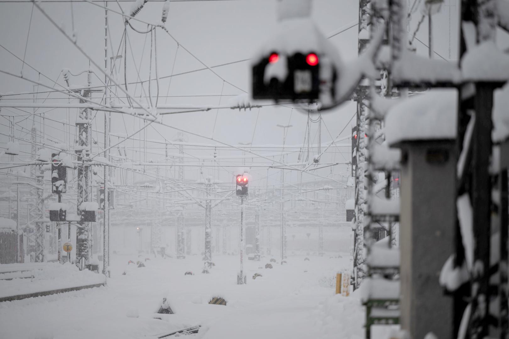 02 December 2023, Bavaria, Munich: Snow-covered tracks at the main station. Train services to and from the main station have been temporarily suspended. Snow and ice have caused chaos on the roads and on the railroads in southern Bavaria. Photo: Lukas Barth/dpa Photo: Lukas Barth/DPA
