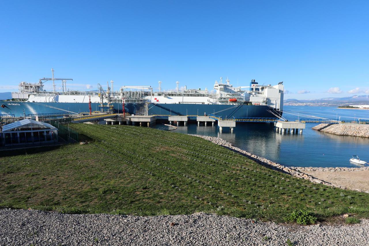 Plenković u društvu Nehmmera i Soedera obišao LNG terminal na Krku