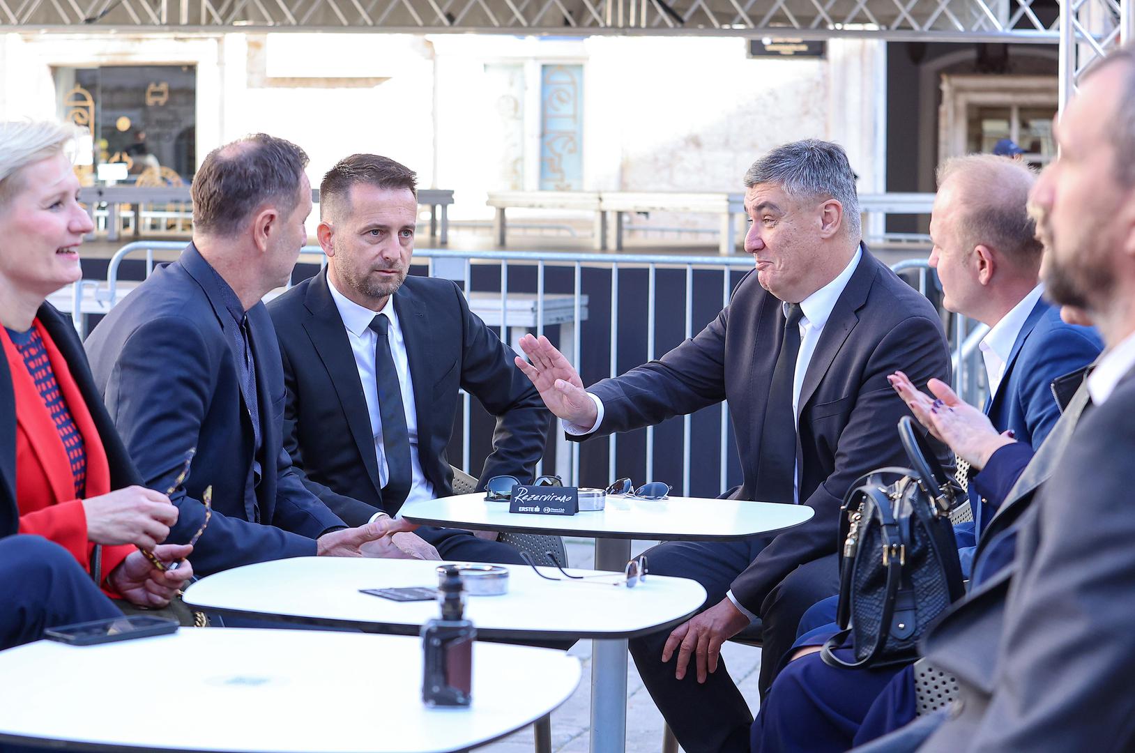 13.11.2024., Trogir - Predsjednik Republike sudjeluje na svecanoj sjednici Gradskog vijeca Grada Trogira povodom obiljezavanja Dana Grada i zastitnika Grada Svetog Ivana Trogirskog te potom popio kavu na gradskom trgu Photo: Ivana Ivanovic/PIXSELL