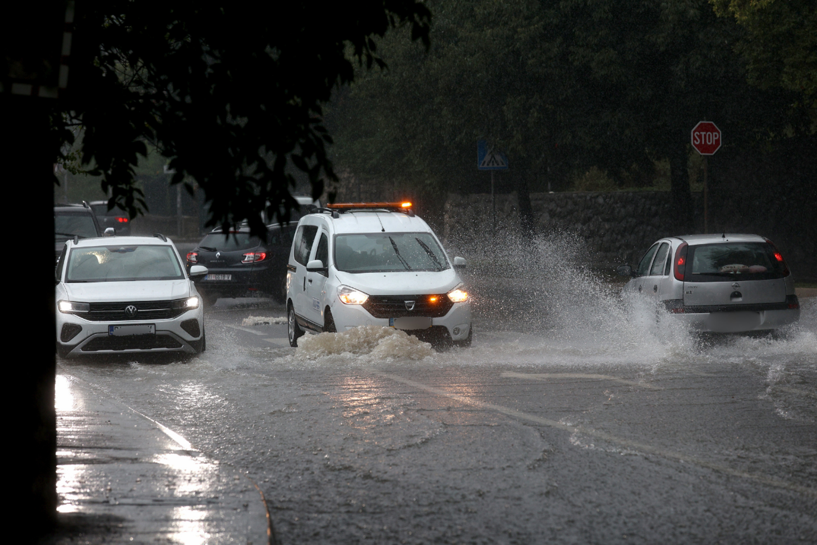 Od Javne vatrogasne postrojbe Rijeka se doznaje da su vatrogasci više puta intervenirali u saniranju poplavljivanja poslovnih prostora. Prema njihovim informacijama, poplavljeni su dijelovi niže zone Rijeke, u Krešimirovoj ulici, na Školjiću i Liburnijskoj ulici. No, nije bilo većih šteta. 

