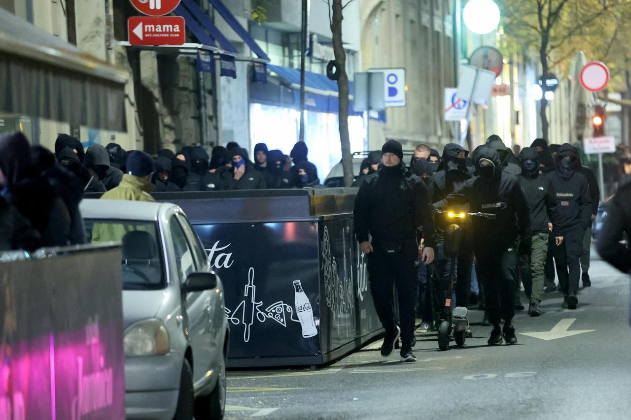 Zagreb: Maskirani muškarci u Preradovićevoj ulici uoči otvorenja ovogodišnjih Dana srpske kulture