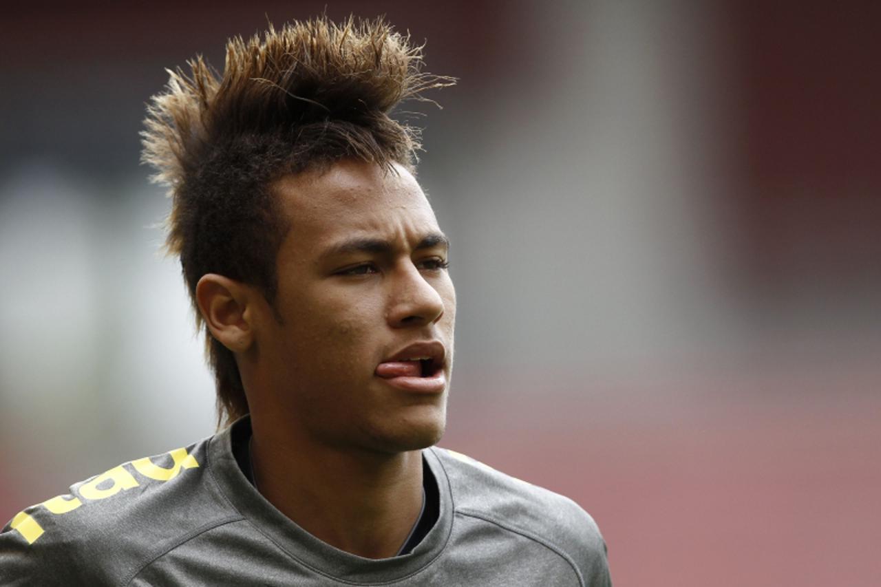 'Brazil\'s Neymar warms up during a national soccer team training session in Stuttgart, August 9, 2011. Brazil will play a friendly soccer match against Germany on Wednesday in Stuttgart. REUTERS/Alex
