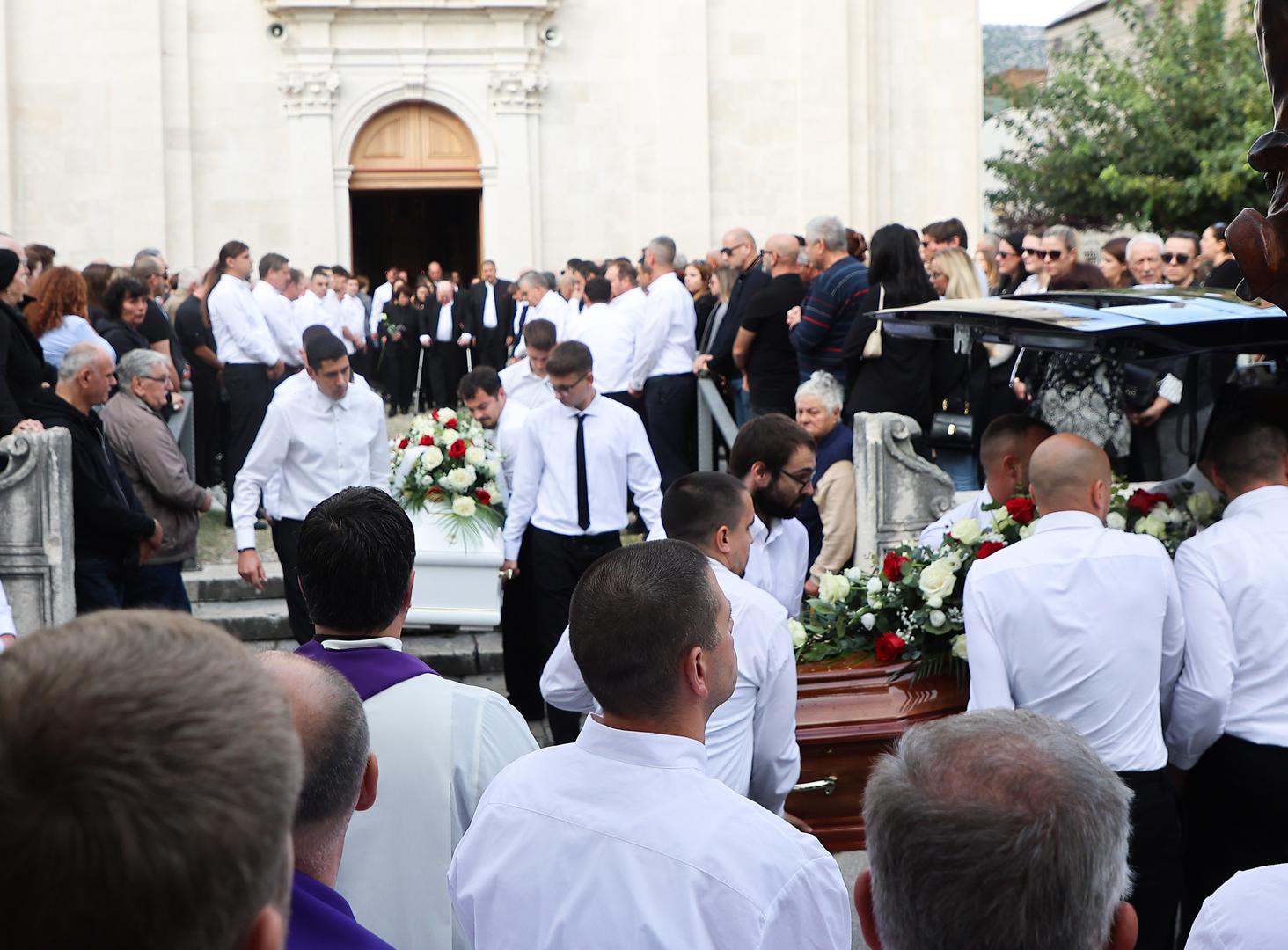 Grad Kaštela, na čelu s gradonačelnikom Ivanovićem, izrazili su najdublju sućut obitelji, prijateljima i svima koji su poznavali Roka i Andriju, čiji će tragičan gubitak duboko ostati u srcima svih građana našeg grada, stoji u priopćenju.