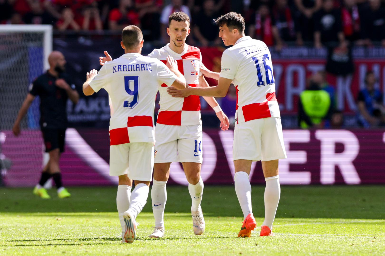 Hrvatska nogometna reprezentacija kroz svoju povijest imala je niz vrhunskih napadača i veznjaka koji su svojim golovima ispisivali povijest. Evo koji su igrači zabili najviše golova za vatrene u povijesti. Nogometaši sa zvjezdicom još uvijek igraju za Hrvatsku.