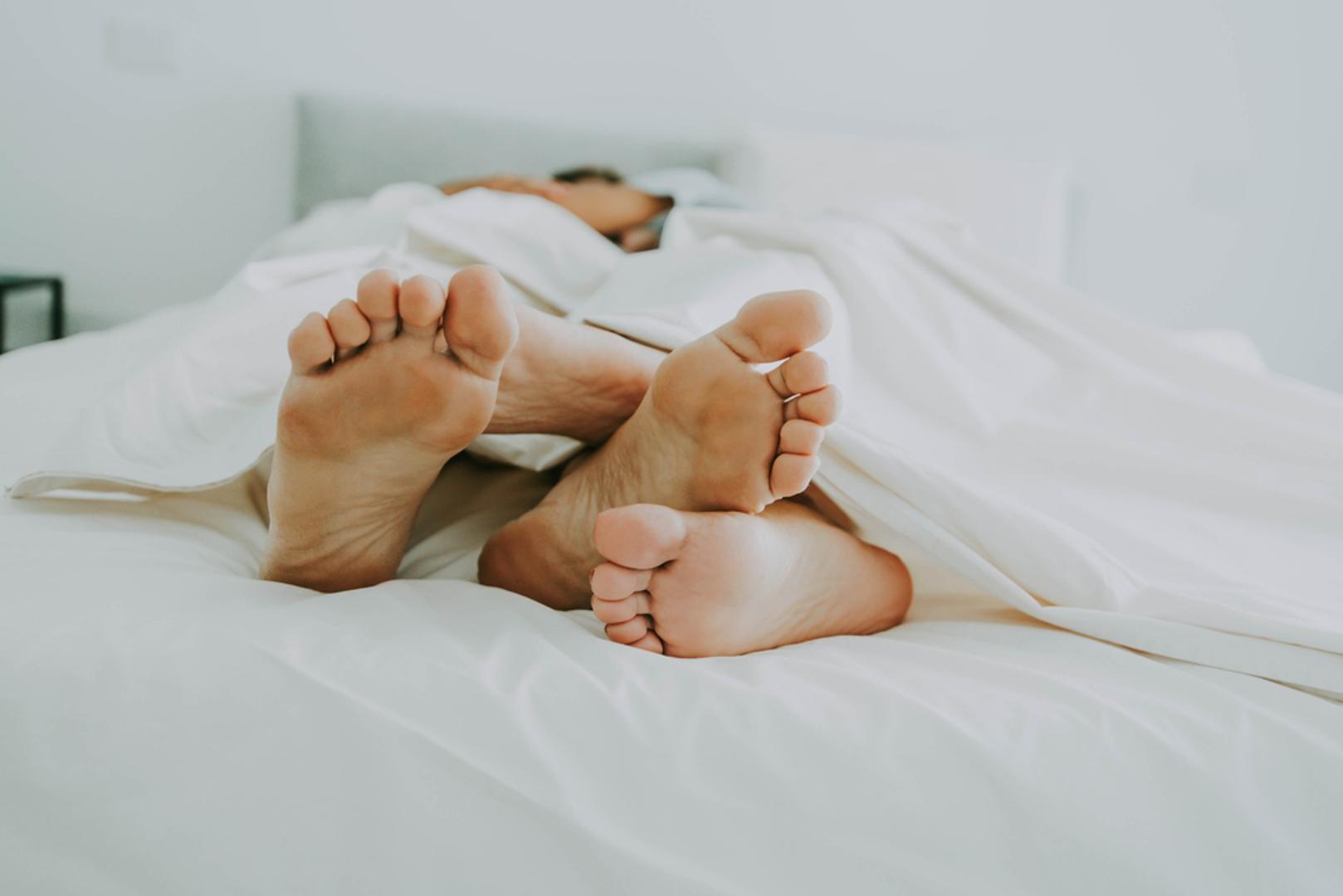 Jača dno zdjelice: Iako su podaci ograničeni, studije sugeriraju da orgazmi mogu pomoći jačanju dna zdjelice, osobito nakon poroda. Snažnije dno zdjelice štiti od inkontinencije i poboljšava spolnu funkciju. Istraživanje iz 2022. pokazalo je da su žene koje su uz Kegelove vježbe poticale orgazme imale bolju seksualnu funkciju i opuštanje mišića. 