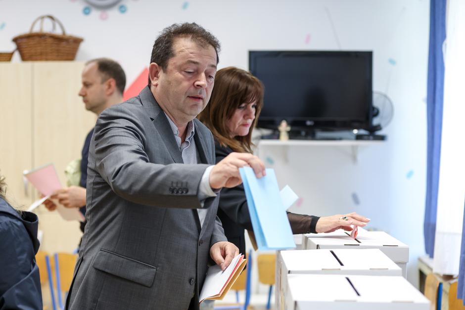 Zagreb: Tomislav Jonjić glasovao u pratnji supruge i sina