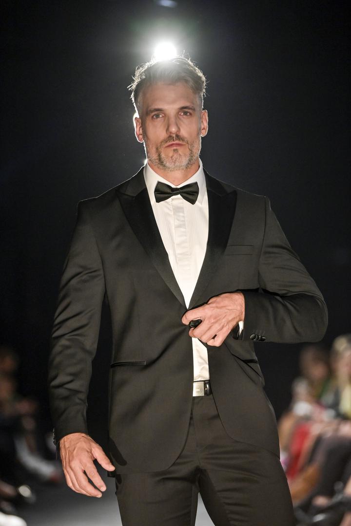 Dino Bubičić, nekadašnji poznati maneken, rođen je 26. svibnja 1982. godine. Njegovo ime posebno je odjekivalo u prvoj dekadi 2000-ih, kada je bio prisutan na modnim pistama, ali i u žutim medijima, koji su pratili njegov turbulentan privatni život i karijeru.