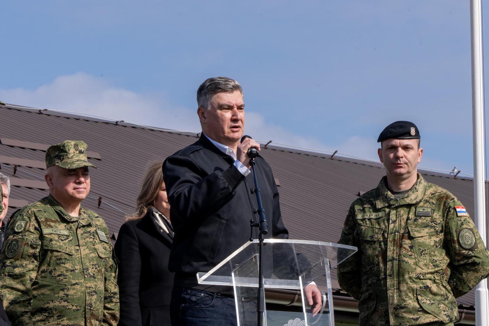 Predsjednik Zoran Milanović prisustvovao je svečanosti na Vojnom poligonu "Eugen Kvaternik" kod Slunja pri čemu je čestitao prvoj generaciji ročnika. 