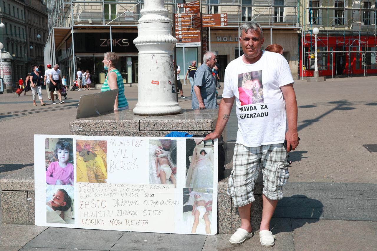 Zagreb: Otac preminule djevojčice prosvjeduje na Trgu te daruje građevinski materijal