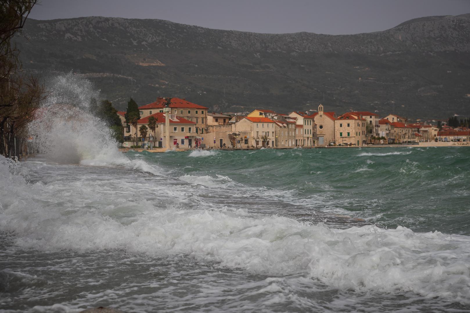01.04.2024., Kastel Novi -  Olujno Jugo podize valove i  stvara probleme na Jadranu. Photo: Zvonimir Barisin/PIXSELL