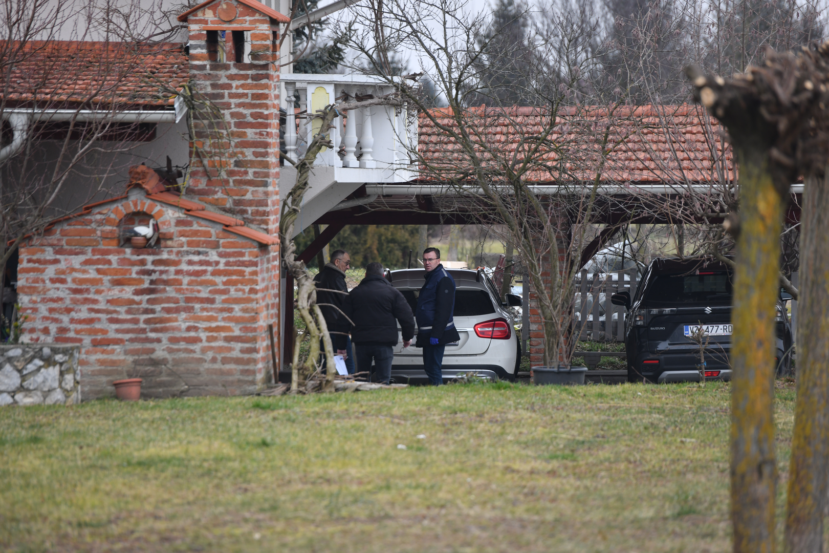 Prema neslužbenim informacijama, Antolić Vupora je pod istragom zbog nezakonitog ishođenja građevinskih dozvola, a spominje se i uloga pročelnika za gradnju i komunalno gospodarstvo, Vlade Podbrežničkog, te stalne sudske vještakinje.