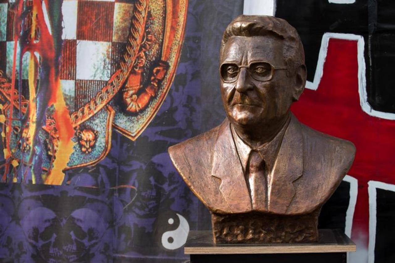 Bista Franje Tuđmana ispred šatora u Savskoj