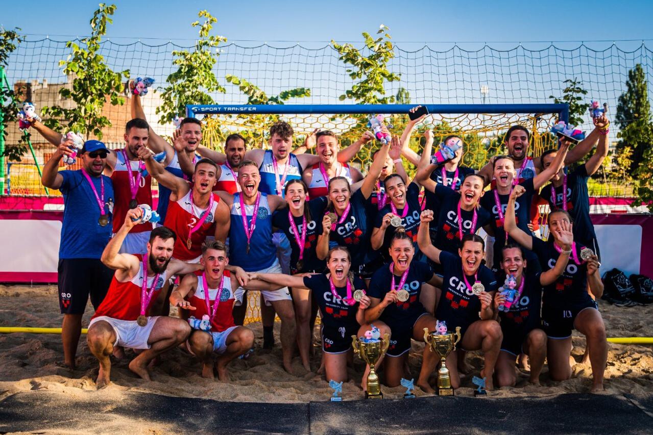 Muška i ženska ekipa rukometa na pijesku slavi pobjede