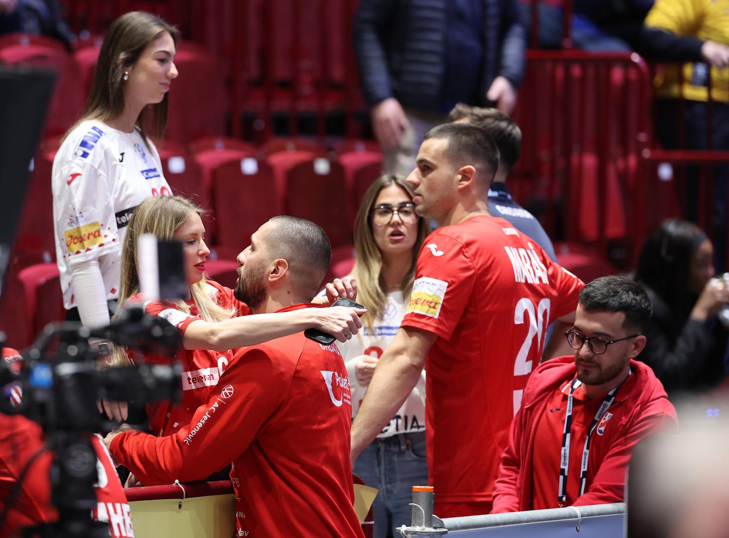 Malmö Arena postala je poprište razmjenjivanja nježnosti a, nakon golova u slovenskoj mreži, pljuštali su i poljupci.