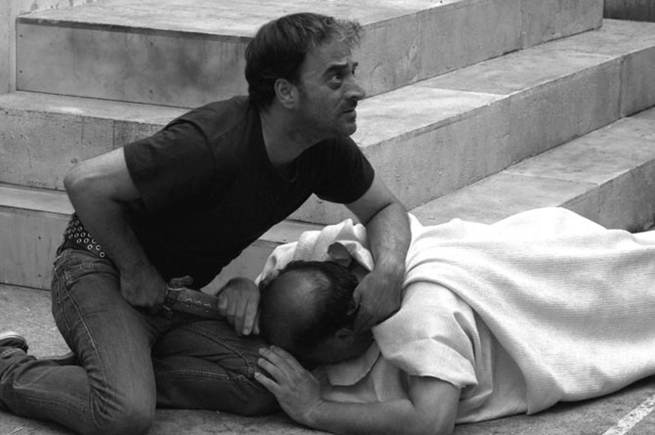 Scena iz filma Cezar mora umrijeti