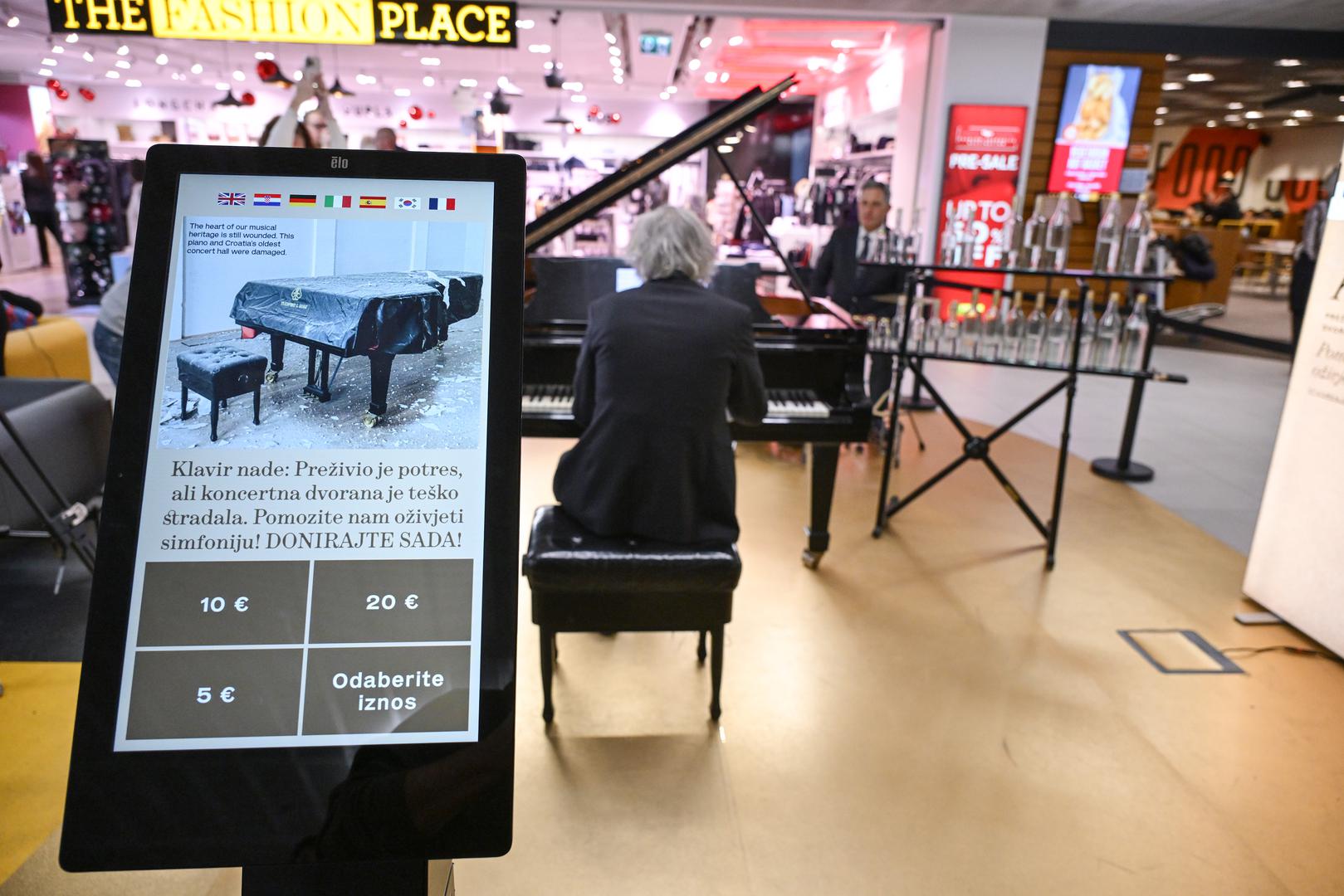 U zračnoj luci, naime, smješten se klavir iz fundusa HGZ-a, Steinway & Sons koji je preživio potres i na kojemu su nekada svirali i učenici Svetislava Stančića, jednog od najvažnijih članova HGZ-a 