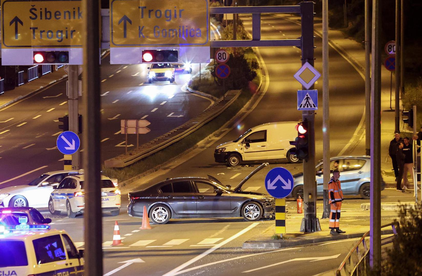 U nesreći su sudjelovala dva osobna vozila; kombi i automobil.
