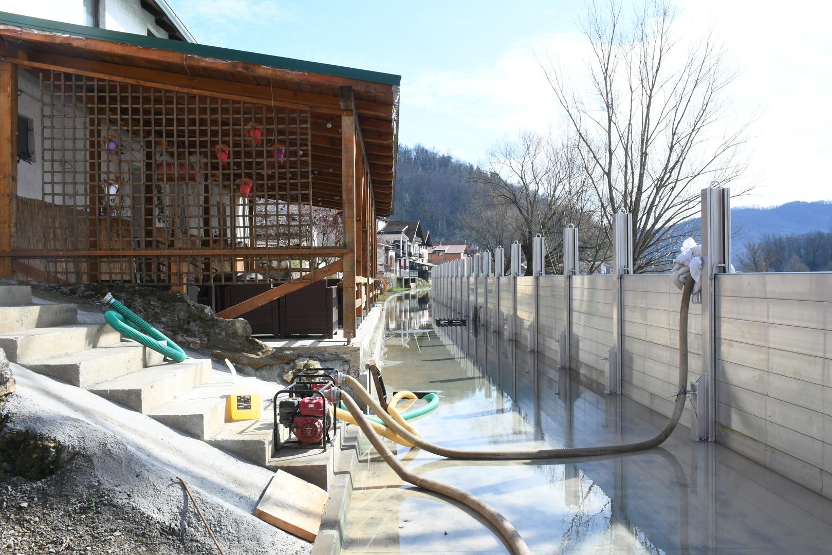 Prošlog je svibnja, kad je ranije došlo do velike poplave, Una poplavila kuće kada se uzdignula iznad 450 centimetra, a tada je uvedeno i izvanredno stanje obrane.