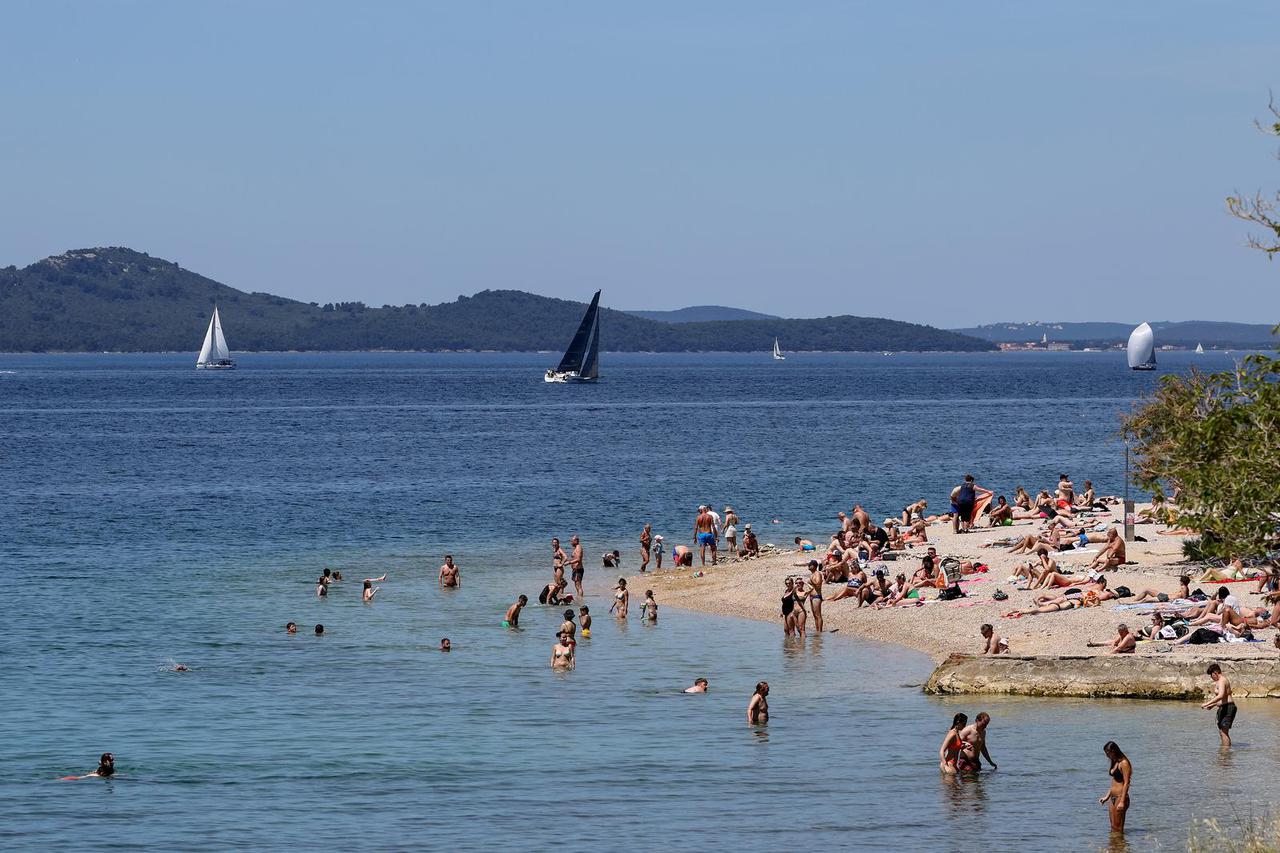 Zadar: Sve je više kupača na zadarskim plažama